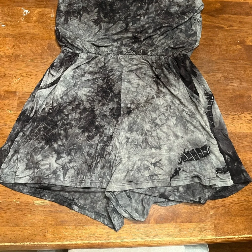 gray tie dye romper - Picture 4 of 4